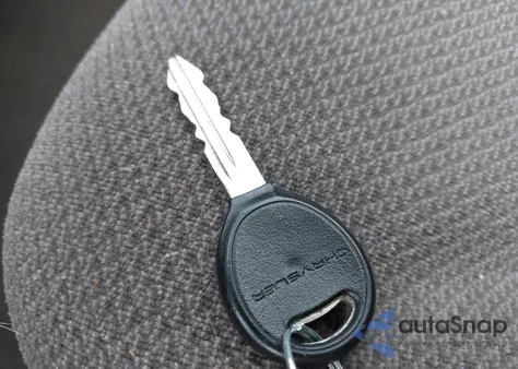 2002 Chrysler Voyager z USA, uszkodzony, nr VIN 1C4GJ25332B614042